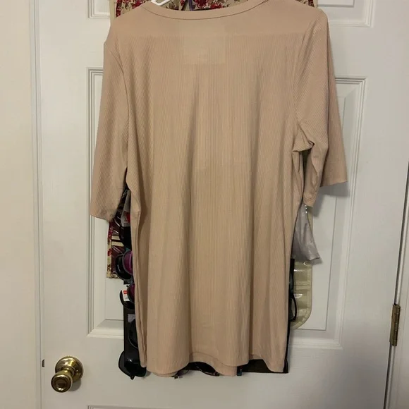 NWOT Size 2 Torrid Beige Short Sleeve Button-Up Top - Picture 5 of 5